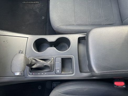 Used 2019 Kia Sorento LX image 19