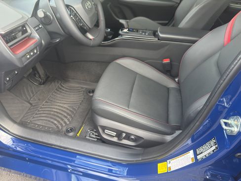 Used 2025 Toyota Prius Plug-In Hybrid image 5