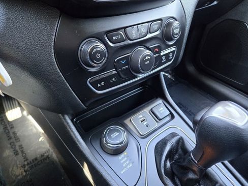 Used 2019 Jeep Cherokee Latitude w/ Cold Weather Group image 10