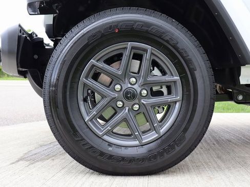 New 2025 Jeep Gladiator Sport image 27