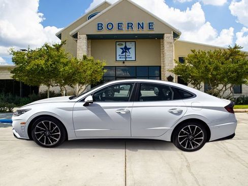 Used 2021 Hyundai Sonata Limited w/ Preferred Accessory Package FWD image 2