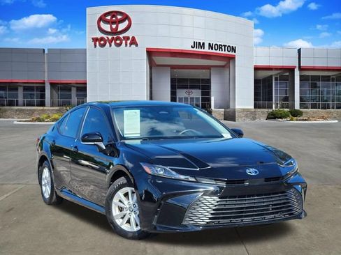 Used 2025 Toyota Camry LE w/ Convenience Package FWD image 1