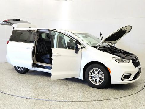 Used 2023 Chrysler Pacifica Touring-L FWD image 9