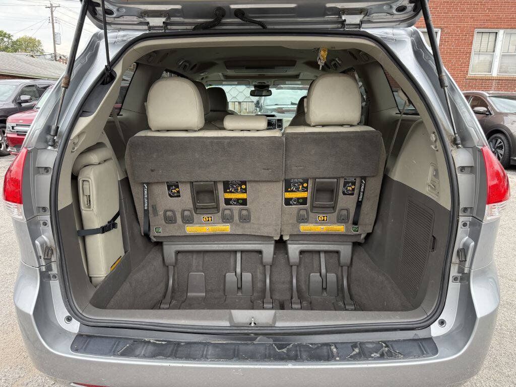 Used 2011 Toyota Sienna XLE w/ Entertainment Pkg FWD image 9