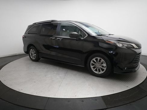 Used 2025 Toyota Sienna XLE FWD image 37