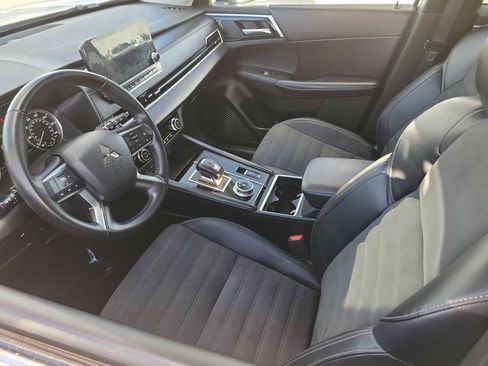 Used 2024 Mitsubishi Outlander SE Black Edition image 3