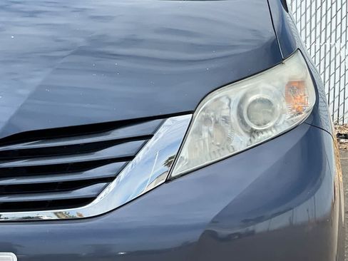 Used 2015 Toyota Sienna LE FWD image 14