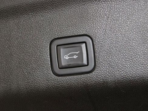 Used 2024 GMC Yukon XL Denali image 18