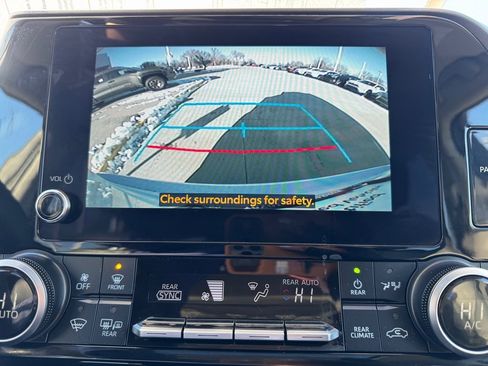 Used 2025 Toyota Highlander XLE image 16