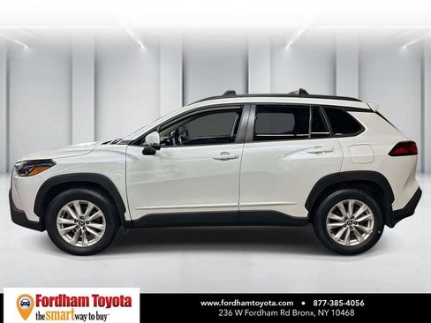Used 2022 Toyota Corolla Cross LE w/ Moonroof Package image 7