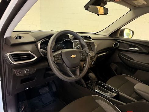 Used 2023 Chevrolet TrailBlazer LS FWD image 2