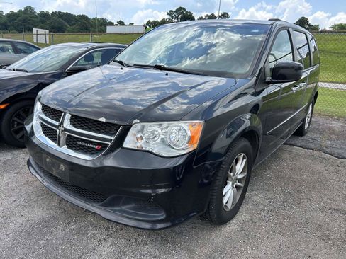 Used 2016 Dodge Grand Caravan SXT FWD image 2
