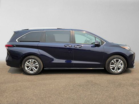 Used 2023 Toyota Sienna Platinum AWD/4WD image 2