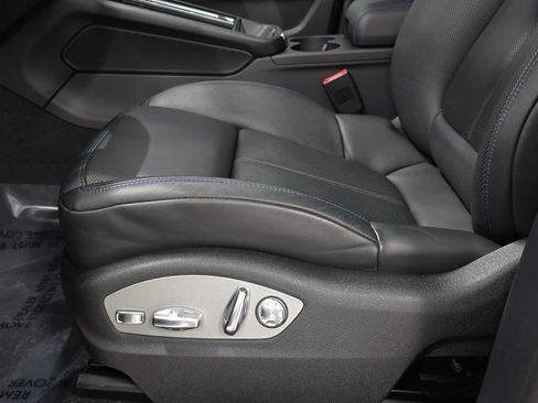 Certified 2025 Porsche Macan AWD/4WD image 25