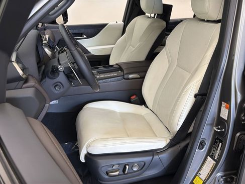 Used 2023 Lexus LX 600 4WD w/ Appearance Package image 14
