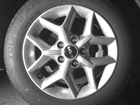 Used 2025 Kia Soul LX w/ LX Technology Package FWD image 13