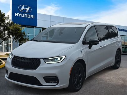 Used 2023 Chrysler Pacifica Limited w/ Uconnect Theater Family Group