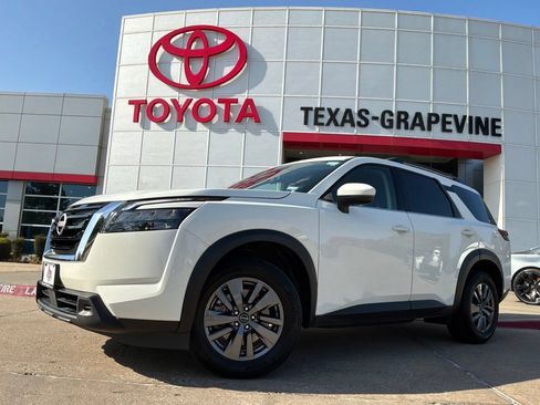 Used 2025 Nissan Pathfinder SV AWD/4WD image 2