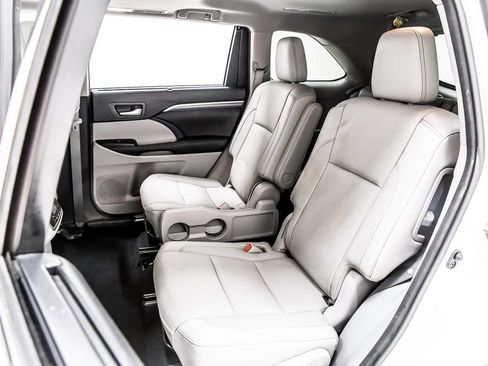 Used 2017 Toyota Highlander Limited FWD image 31