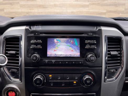 Used 2018 Nissan Titan SV image 7