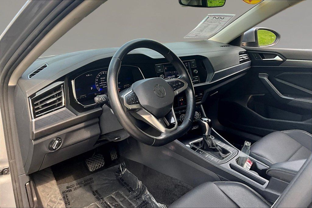 Used 2024 Volkswagen Jetta SE FWD image 15