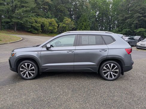 Used 2023 Volkswagen Taos SE w/ Panoramic Sunroof Package AWD/4WD image 7