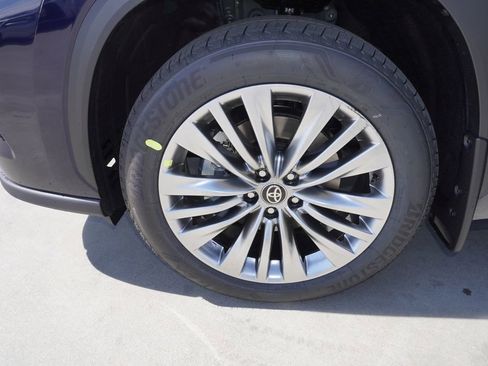 New 2026 Toyota Highlander Platinum image 20