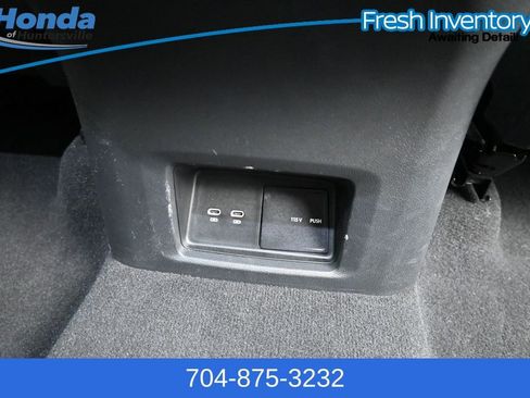 Used 2025 Volkswagen Atlas Cross Sport SE FWD image 14