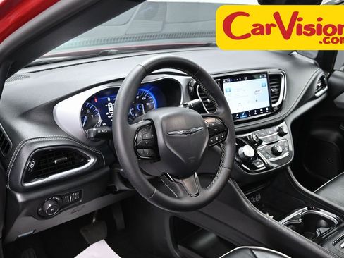 Used 2025 Chrysler Pacifica Limited image 17