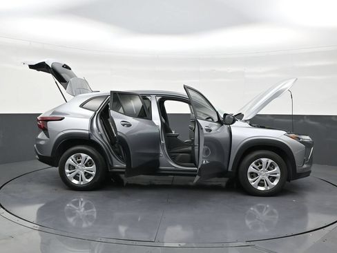 Used 2025 Chevrolet Trax LS FWD image 29