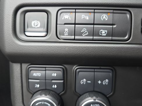 Used 2024 Chevrolet Tahoe High Country AWD/4WD image 32