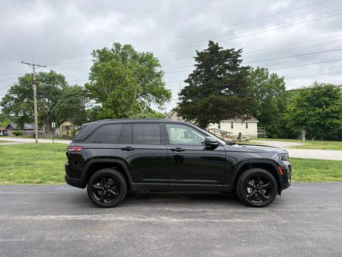 Used 2023 Jeep Grand Cherokee Limited w/ Luxury Tech Group II AWD/4WD image 6