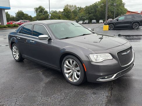 Used 2017 Chrysler 300 C RWD image 7