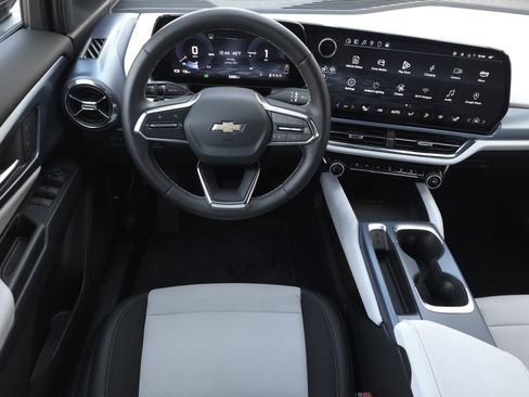 Used 2025 Chevrolet Equinox EV LT image 9