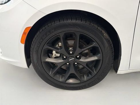 Used 2025 Chrysler Pacifica Limited FWD image 27