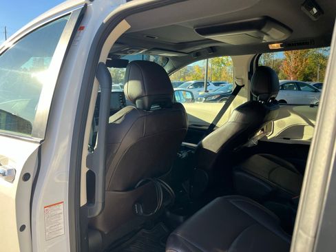 Used 2021 Toyota Sienna Platinum image 18