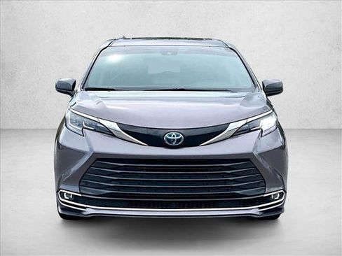 Used 2022 Toyota Sienna XLE FWD image 3