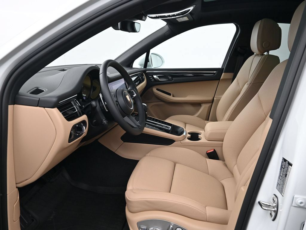 Certified 2026 Porsche Macan AWD/4WD image 4