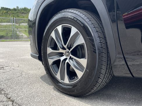 Used 2021 Toyota Highlander XLE AWD/4WD image 9