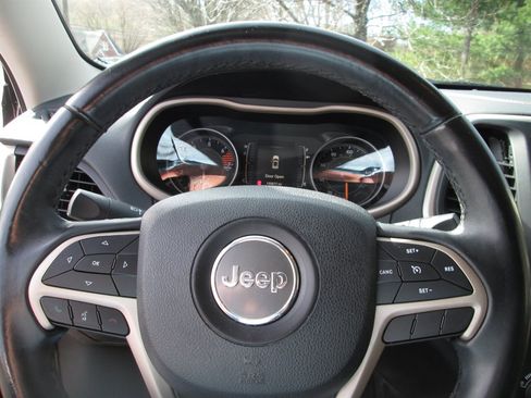 Used 2018 Jeep Cherokee Latitude w/ Altitude Package image 12