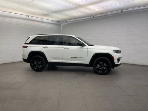 New 2025 Jeep Grand Cherokee Limited w/ Luxury Tech Group II RWD image 2