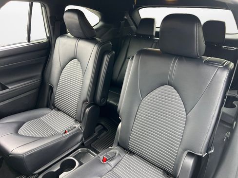 Used 2023 Toyota Highlander XSE image 12