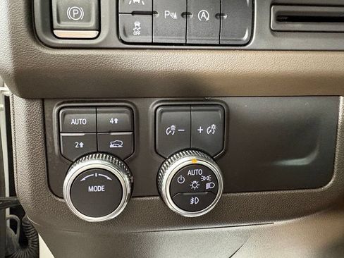 Used 2023 GMC Yukon XL SLT AWD/4WD image 18
