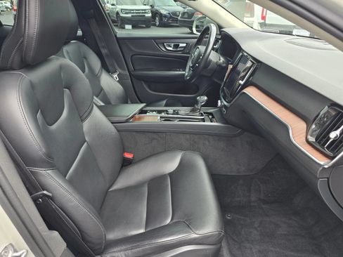 Used 2019 Volvo S60 T5 Momentum w/ Multimedia Package FWD image 11