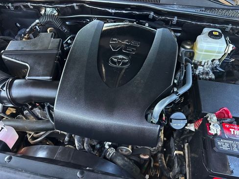 Used 2022 Toyota Tacoma TRD Off-Road AWD/4WD image 18