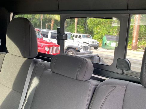 Used 2023 Jeep Gladiator Sport AWD/4WD image 15