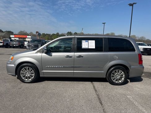 Used 2016 Chrysler Town & Country Touring-L image 5