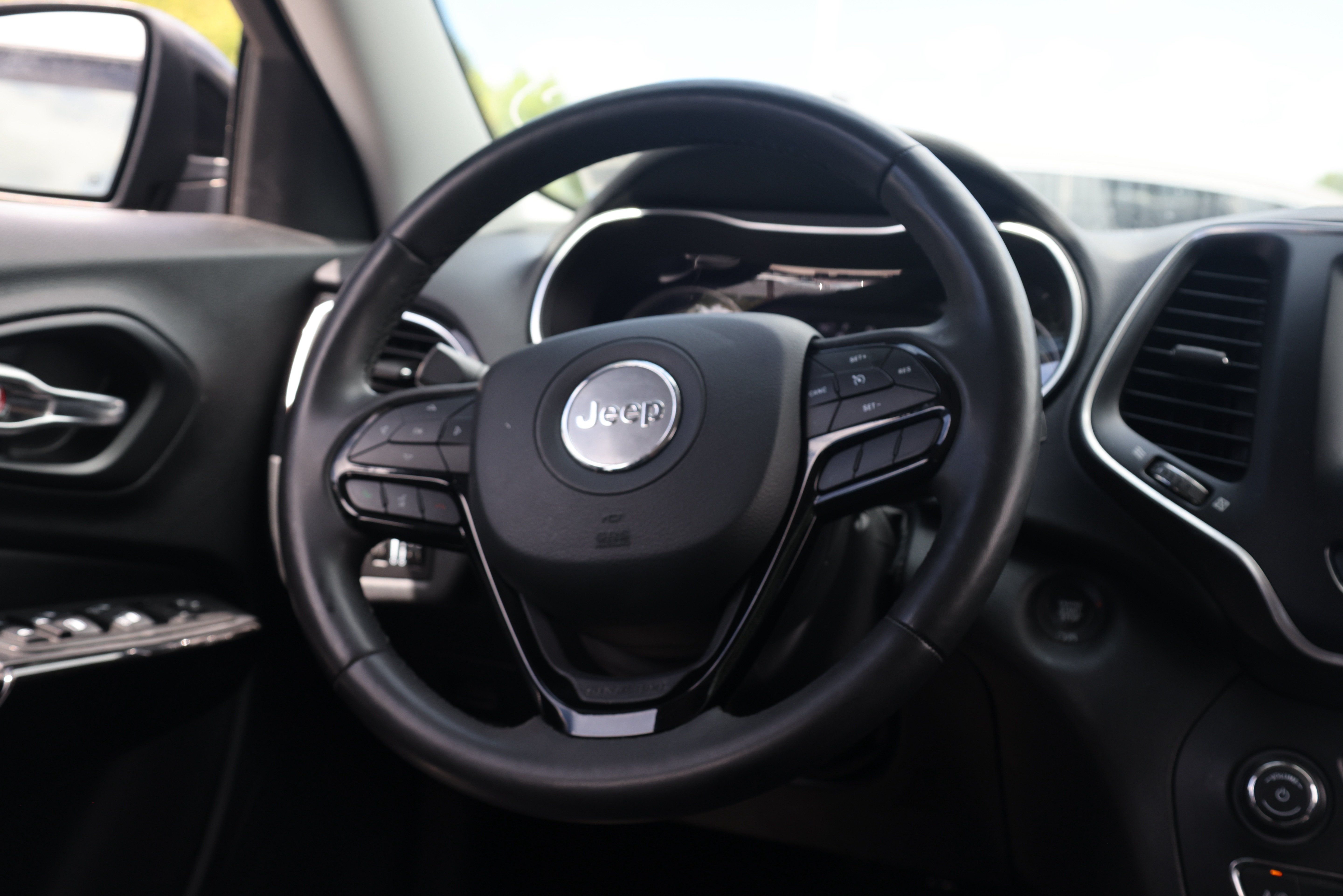Used 2021 Jeep Cherokee Latitude Plus w/ Sun & Sound Group AWD/4WD image 8