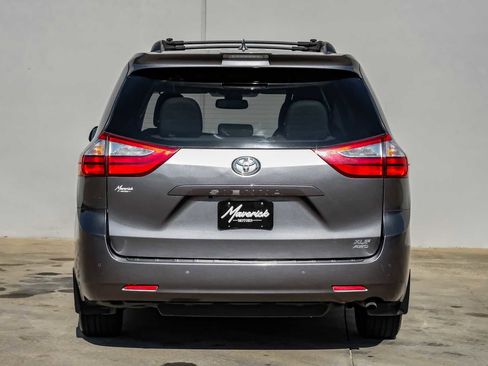 Used 2018 Toyota Sienna XLE image 10