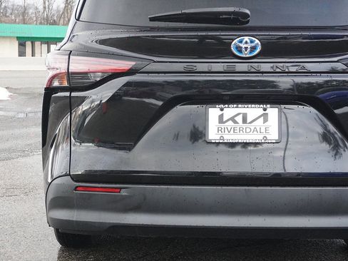 Used 2021 Toyota Sienna LE image 14
